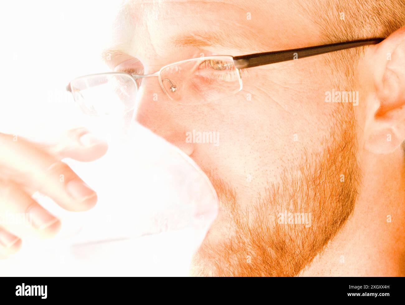 Mann trinkt Wasser aus einem Glas - Vancouver, BC, USA Stockfoto