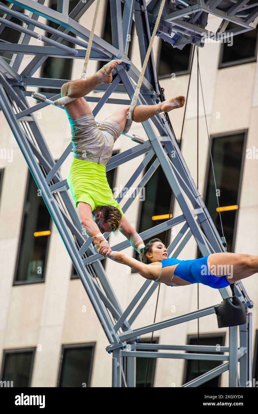 Montreal, Kanada - 5. Juli 2024: 7-Finger-akrobat-Gruppe in Completement Cirque Giants in Place Ville Marie in Montreal Stockfoto