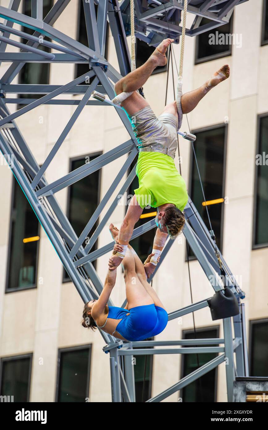Montreal, Kanada - 5. Juli 2024: 7-Finger-akrobat-Gruppe in Completement Cirque Giants in Place Ville Marie in Montreal Stockfoto
