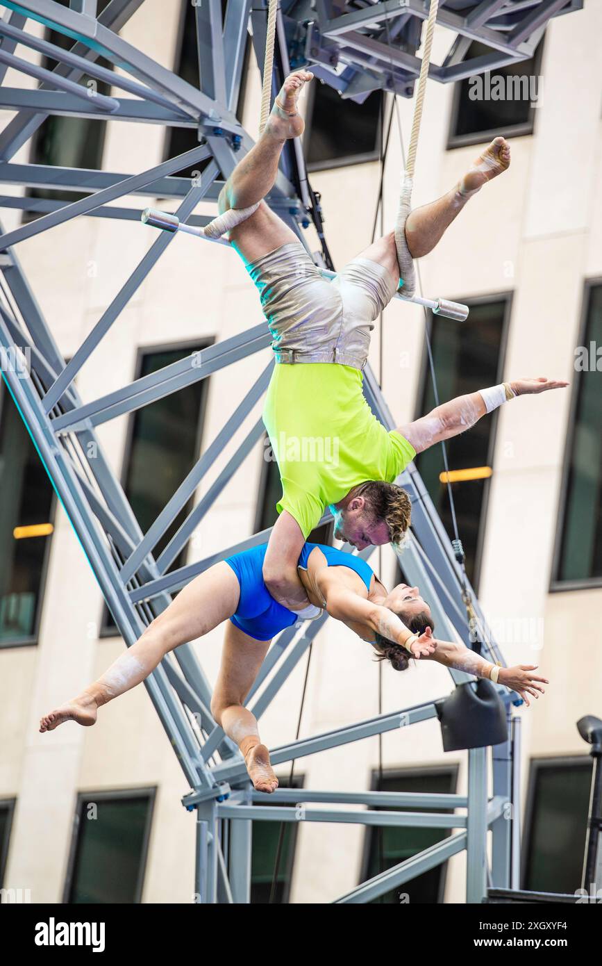Montreal, Kanada - 5. Juli 2024: 7-Finger-akrobat-Gruppe in Completement Cirque Giants in Place Ville Marie in Montreal Stockfoto