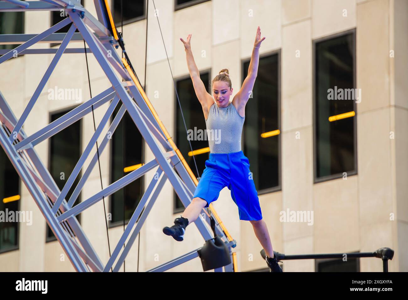 Montreal, Kanada - 5. Juli 2024: 7-Finger-akrobat-Gruppe in Completement Cirque Giants in Place Ville Marie in Montreal Stockfoto