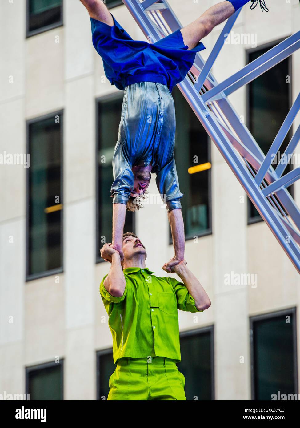 Montreal, Kanada - 5. Juli 2024: 7-Finger-akrobat-Gruppe in Completement Cirque Giants in Place Ville Marie in Montreal Stockfoto