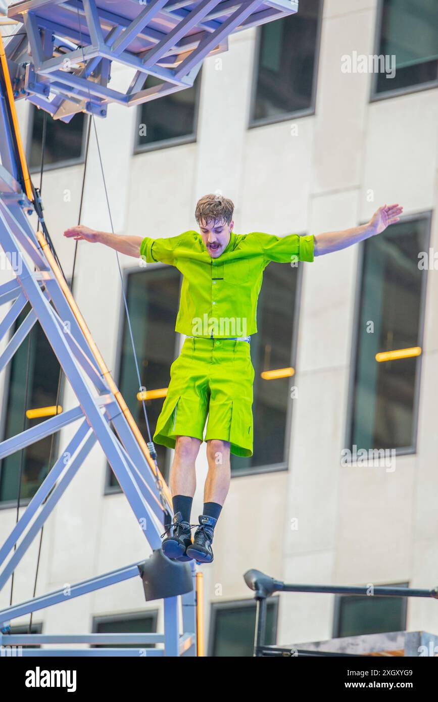 Montreal, Kanada - 5. Juli 2024: 7-Finger-akrobat-Gruppe in Completement Cirque Giants in Place Ville Marie in Montreal Stockfoto