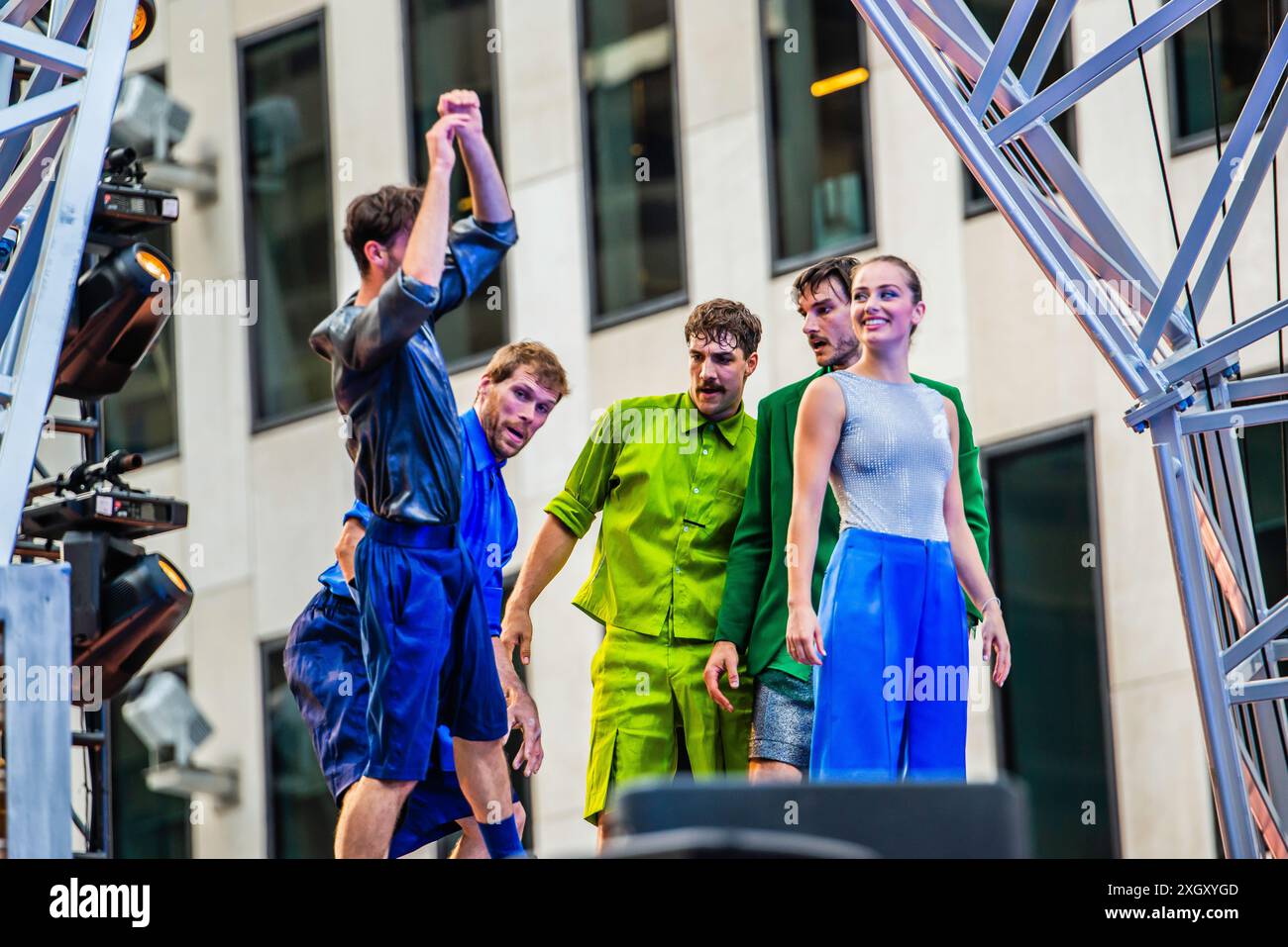 Montreal, Kanada - 5. Juli 2024: 7-Finger-akrobat-Gruppe in Completement Cirque Giants in Place Ville Marie in Montreal Stockfoto