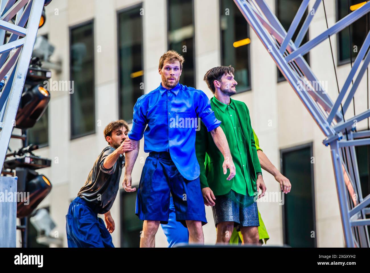 Montreal, Kanada - 5. Juli 2024: 7-Finger-akrobat-Gruppe in Completement Cirque Giants in Place Ville Marie in Montreal Stockfoto