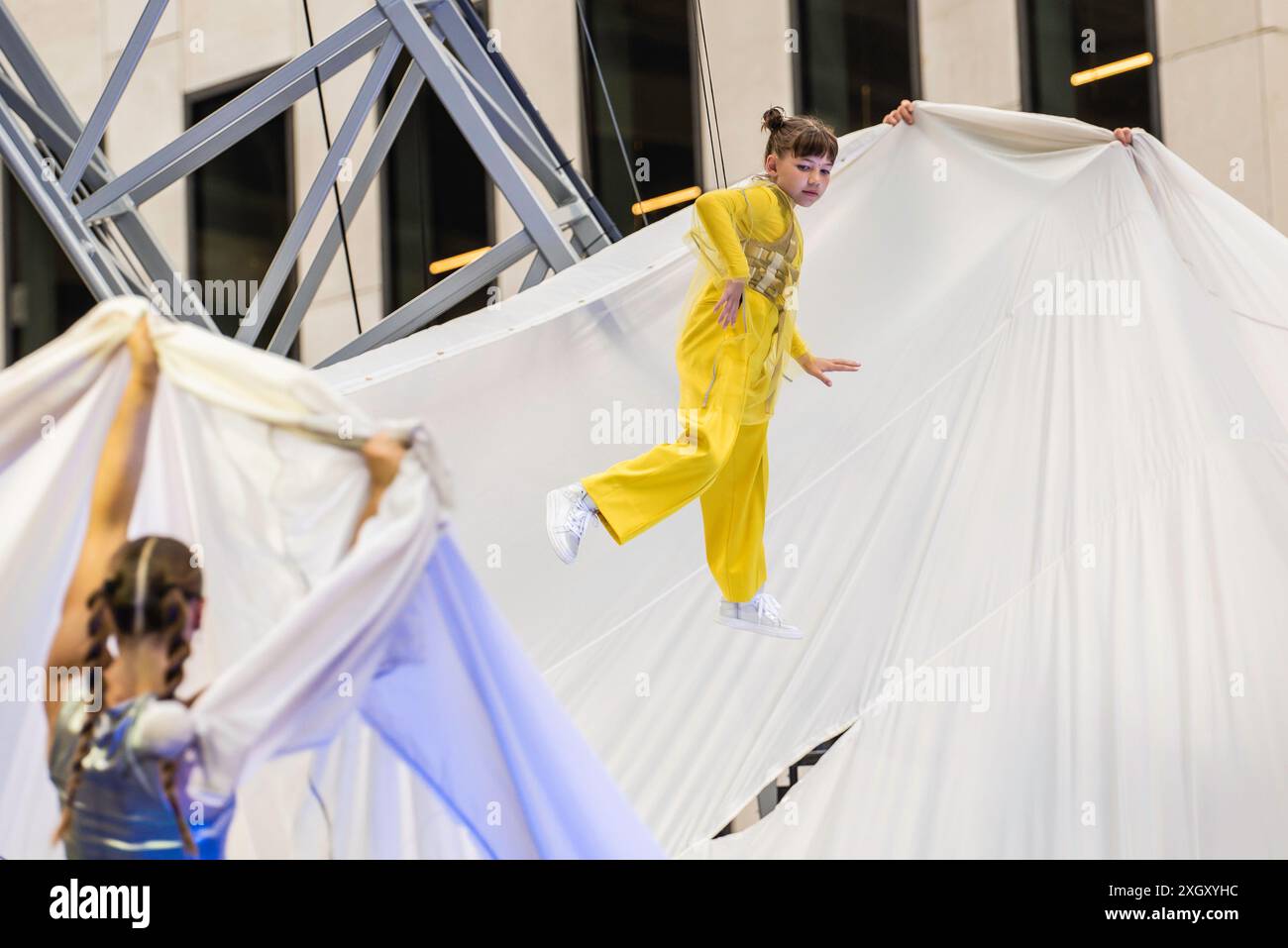 Montreal, Kanada - 5. Juli 2024: 7-Finger-akrobat-Gruppe in Completement Cirque Giants in Place Ville Marie in Montreal Stockfoto