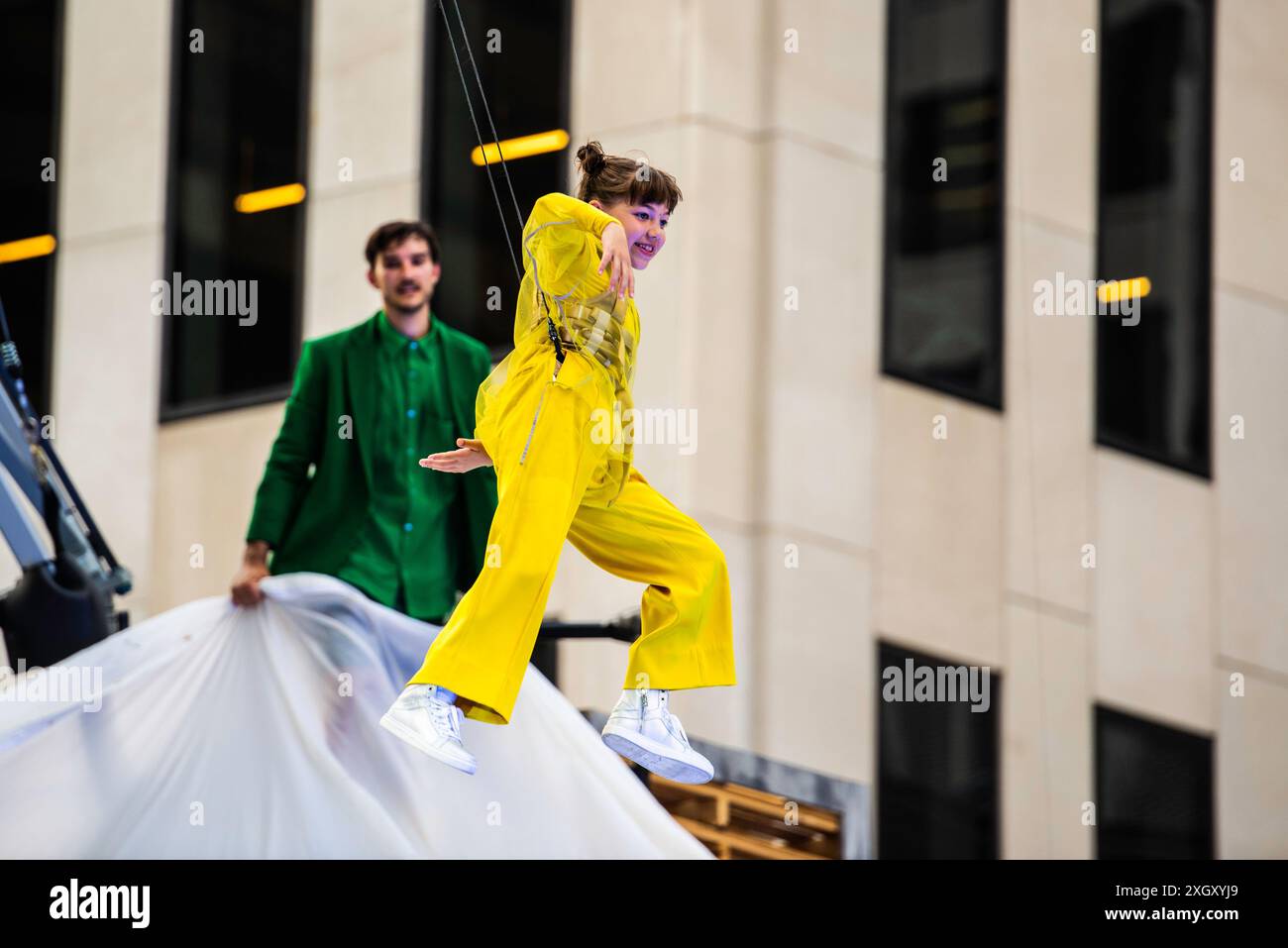 Montreal, Kanada - 5. Juli 2024: 7-Finger-akrobat-Gruppe in Completement Cirque Giants in Place Ville Marie in Montreal Stockfoto