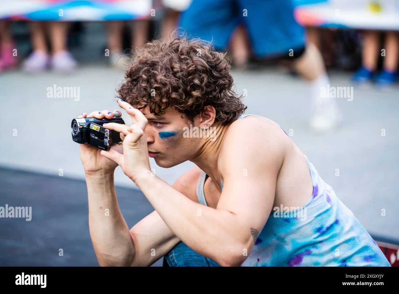 Montreal, Kanada - 6. Juli 2024: Die Leute führen Completement Cirque auf der Straße von Montreal auf Stockfoto