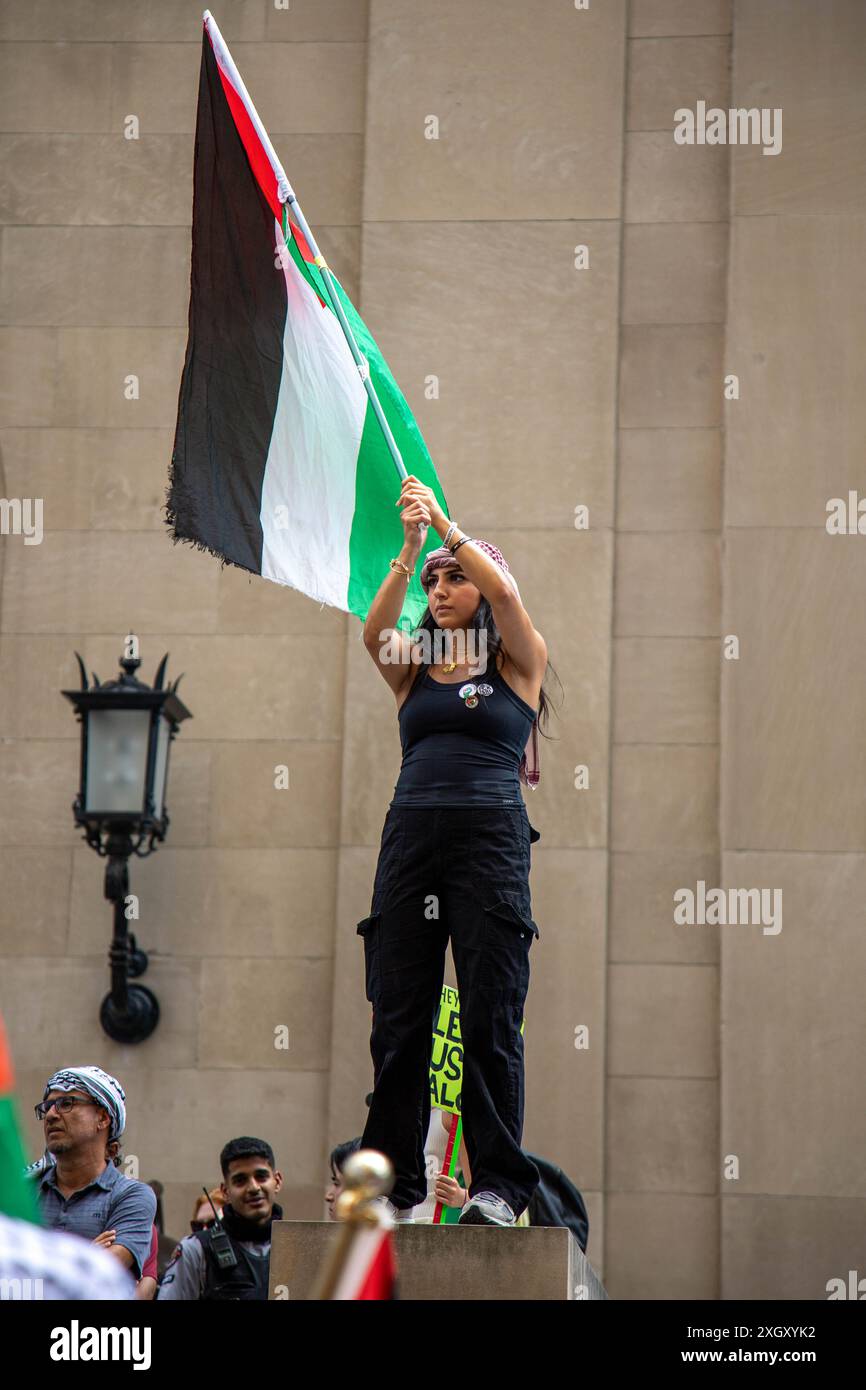 Pro-palästinensische Demonstranten gehen auf die Straßen von Toronto und rufen die kanadische Regierung auf, sich gegen den israelischen Völkermord zu stellen Stockfoto