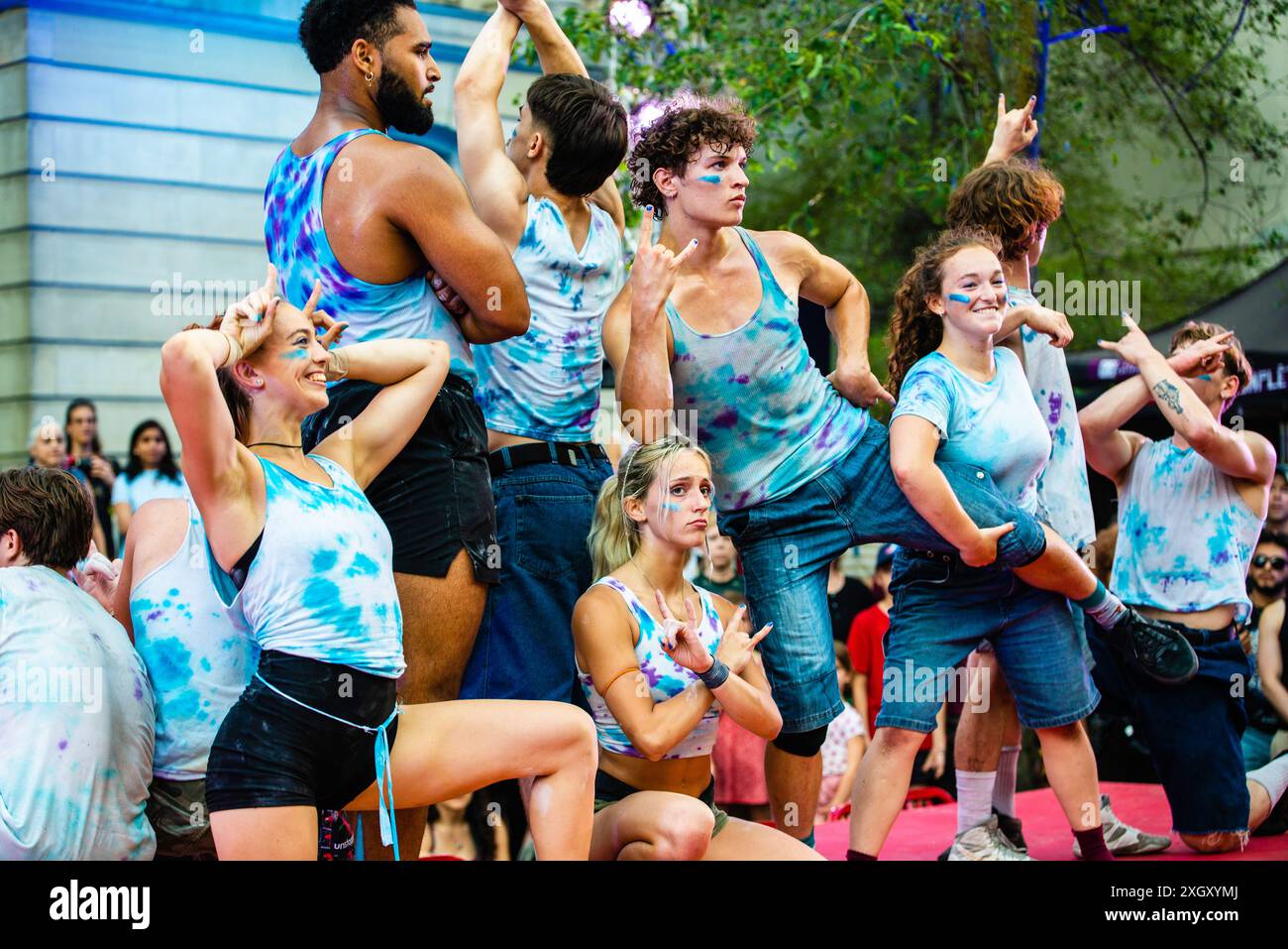 Montreal, Kanada - 6. Juli 2024: Die Leute führen Completement Cirque auf der Straße von Montreal auf Stockfoto