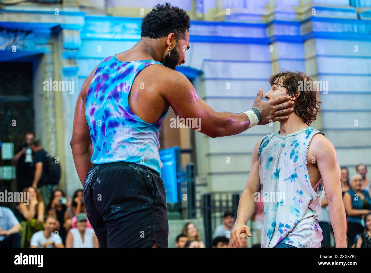 Montreal, Kanada - 6. Juli 2024: Die Leute führen Completement Cirque auf der Straße von Montreal auf Stockfoto