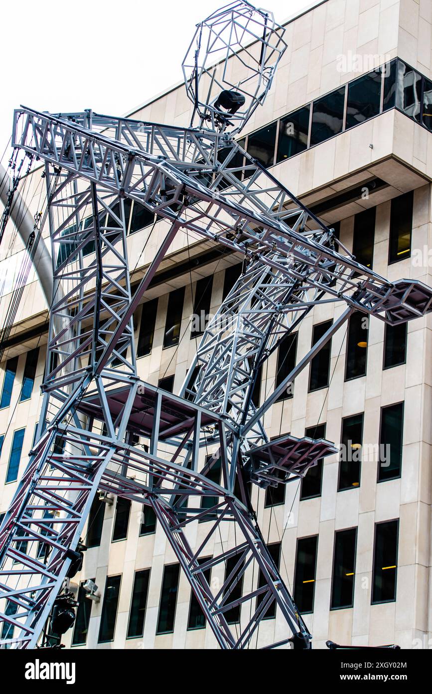 Montreal, Kanada - 5. Juli 2024: 7-Finger-akrobat-Gruppe in Completement Cirque Giants in Place Ville Marie in Montreal Stockfoto