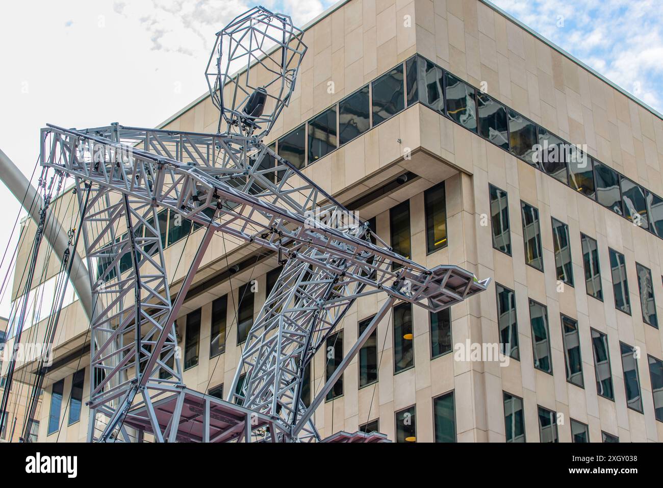 Montreal, Kanada - 5. Juli 2024: 7-Finger-akrobat-Gruppe in Completement Cirque Giants in Place Ville Marie in Montreal Stockfoto