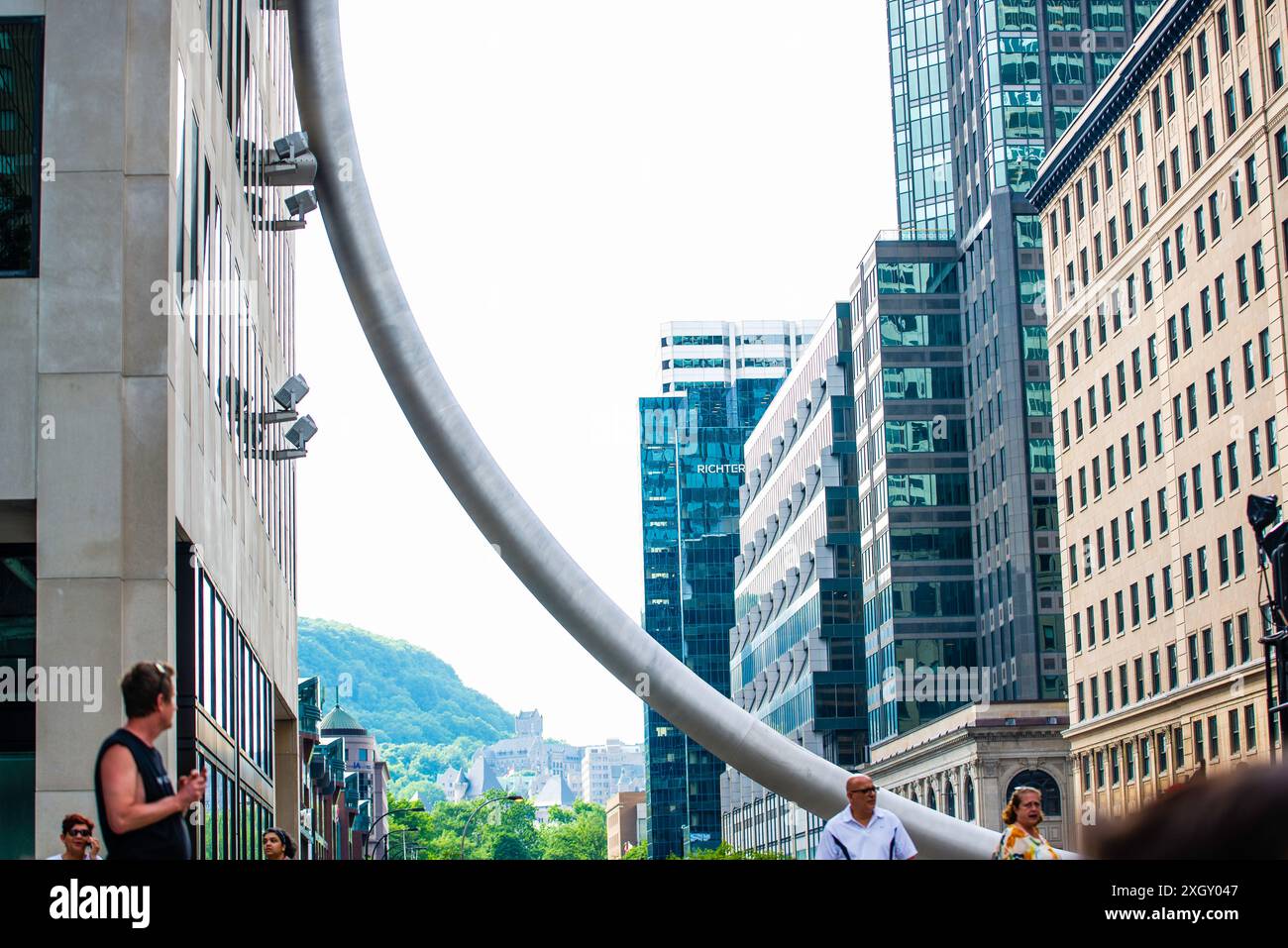 Montreal, Kanada - 5. Juli 2024: 7-Finger-akrobat-Gruppe in Completement Cirque Giants in Place Ville Marie in Montreal Stockfoto