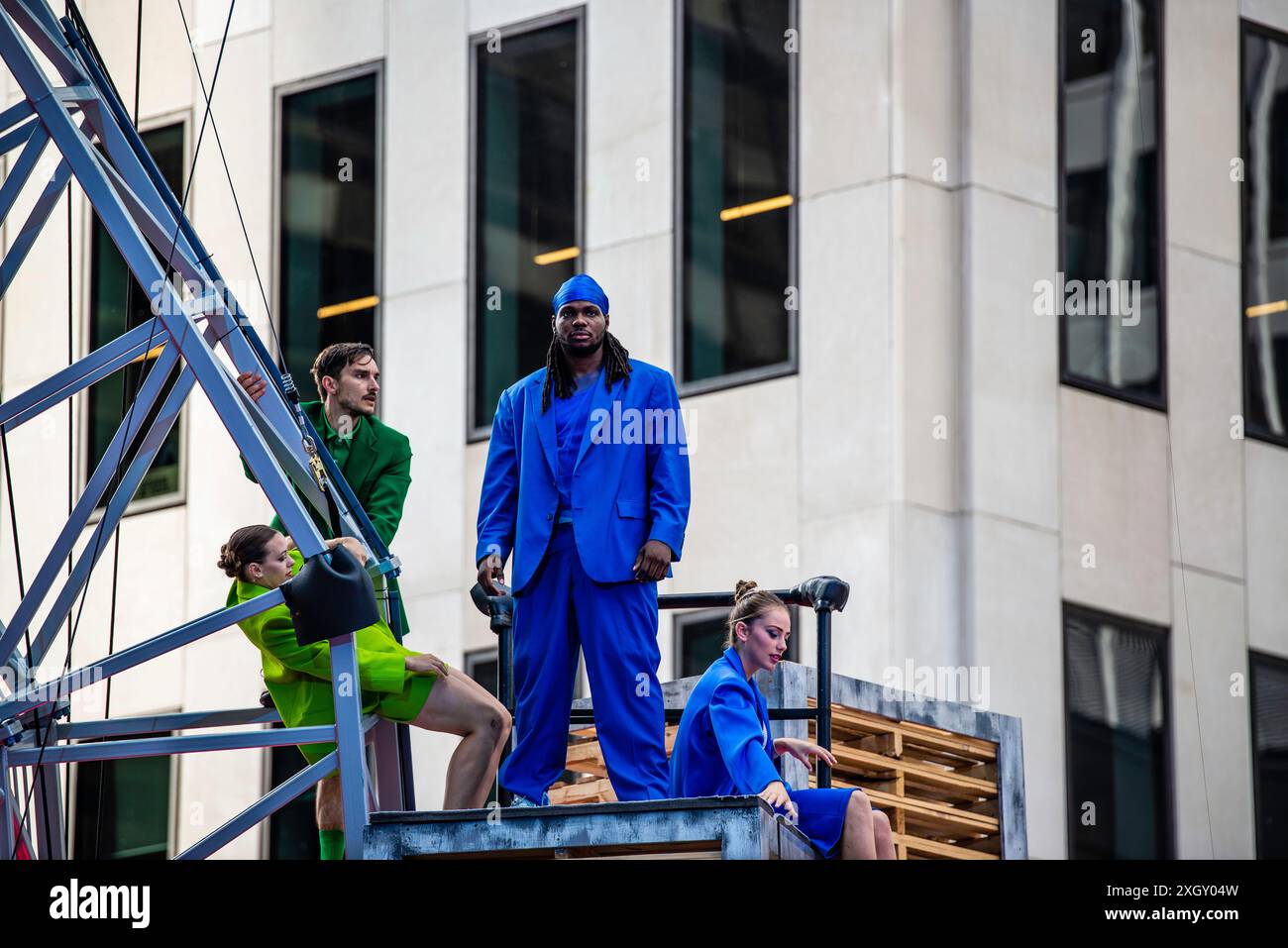 Montreal, Kanada - 5. Juli 2024: 7-Finger-akrobat-Gruppe in Completement Cirque Giants in Place Ville Marie in Montreal Stockfoto
