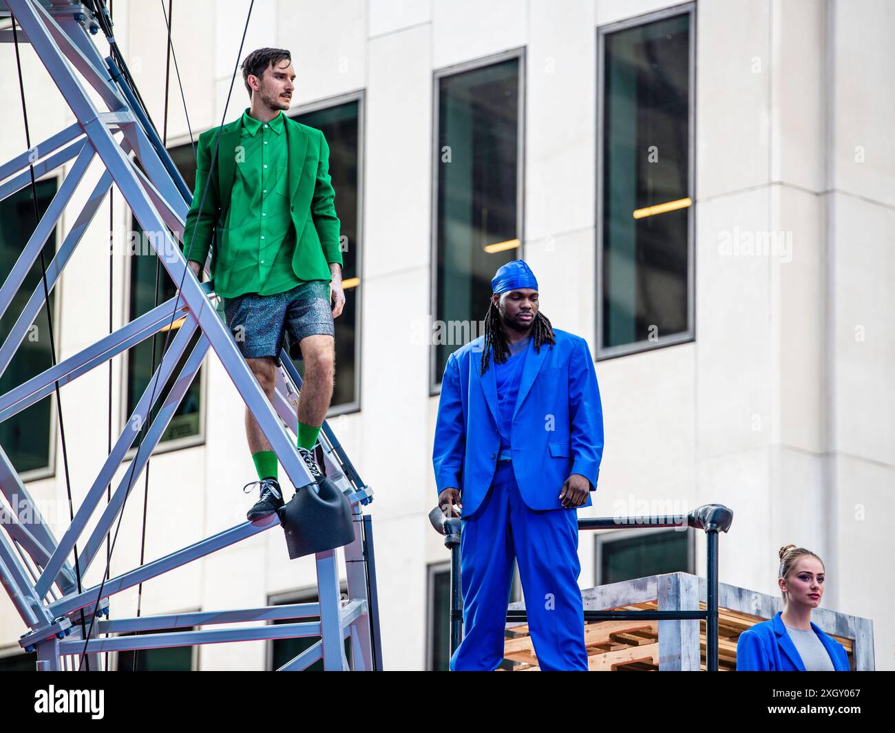 Montreal, Kanada - 5. Juli 2024: 7-Finger-akrobat-Gruppe in Completement Cirque Giants in Place Ville Marie in Montreal Stockfoto