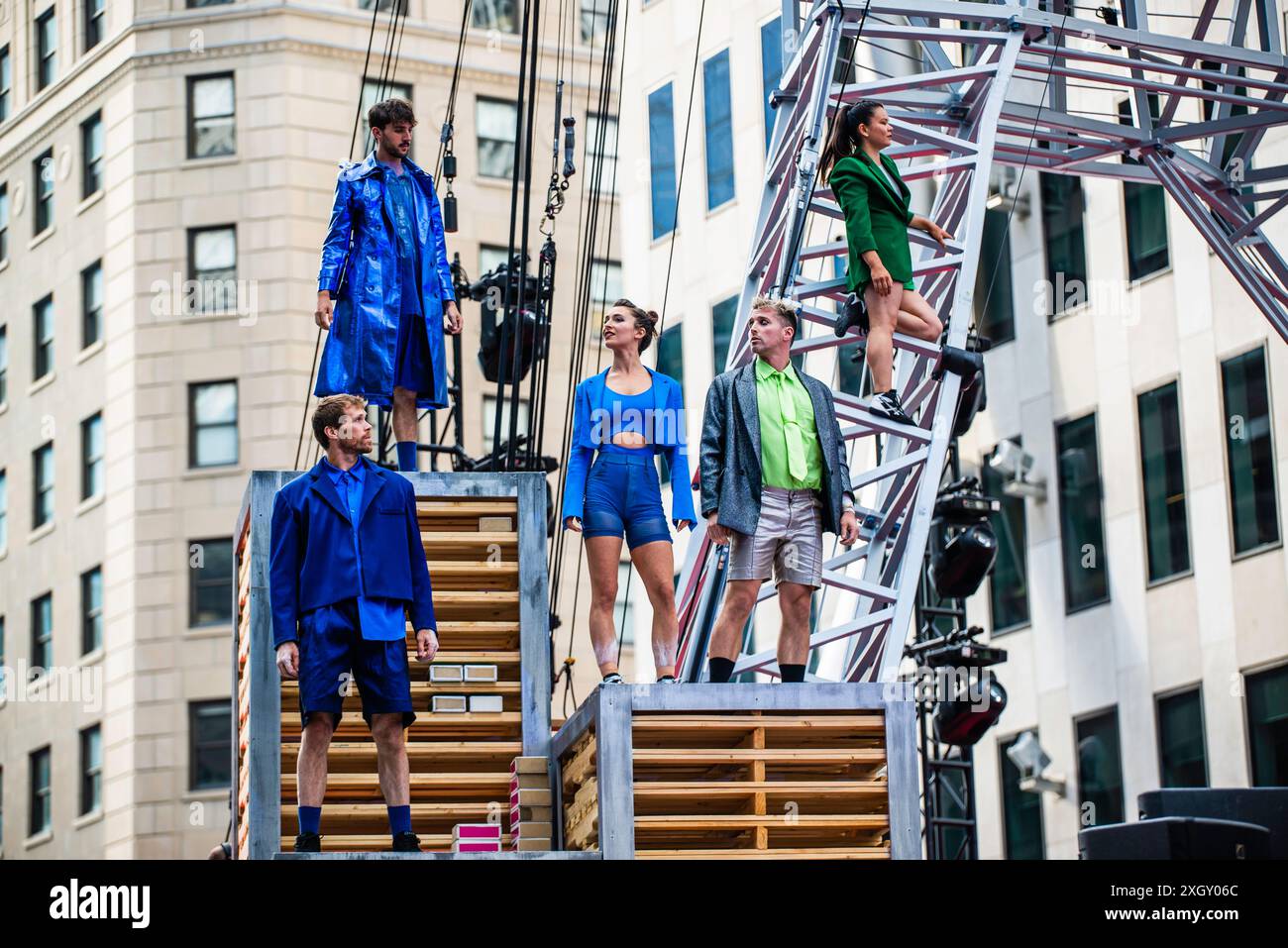 Montreal, Kanada - 5. Juli 2024: 7-Finger-akrobat-Gruppe in Completement Cirque Giants in Place Ville Marie in Montreal Stockfoto