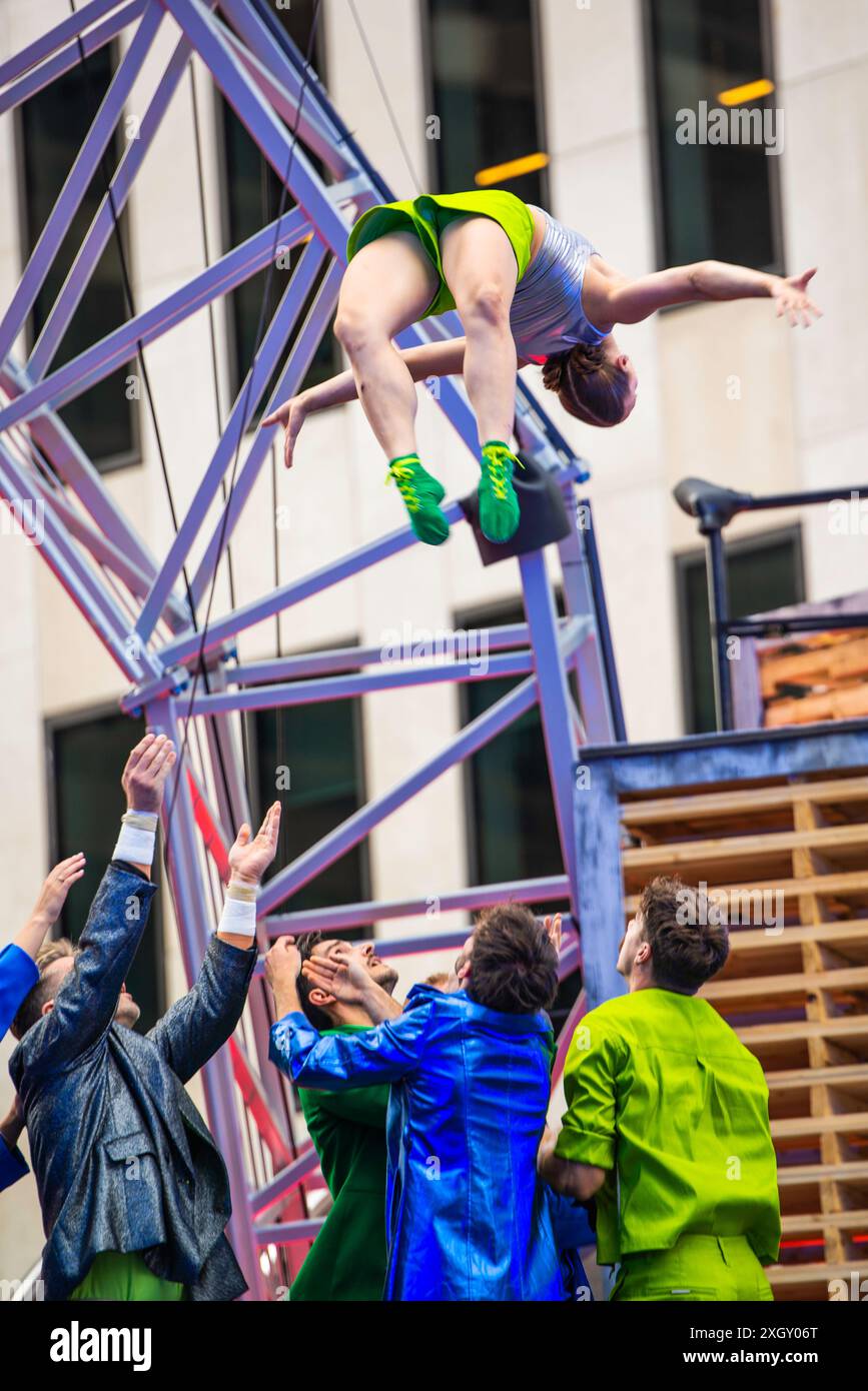 Montreal, Kanada - 5. Juli 2024: 7-Finger-akrobat-Gruppe in Completement Cirque Giants in Place Ville Marie in Montreal Stockfoto