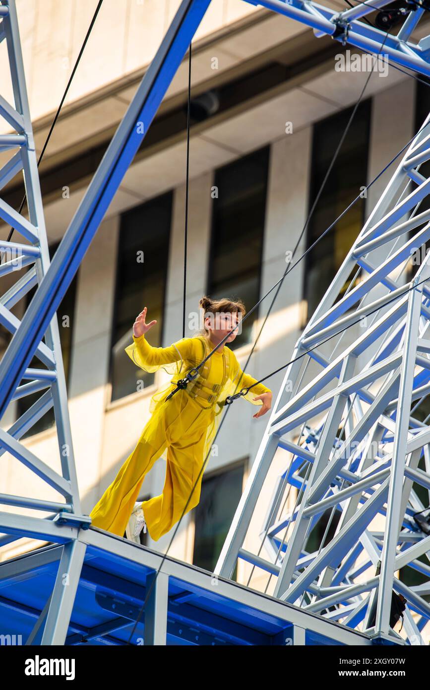 Montreal, Kanada - 5. Juli 2024: 7-Finger-akrobat-Gruppe in Completement Cirque Giants in Place Ville Marie in Montreal Stockfoto