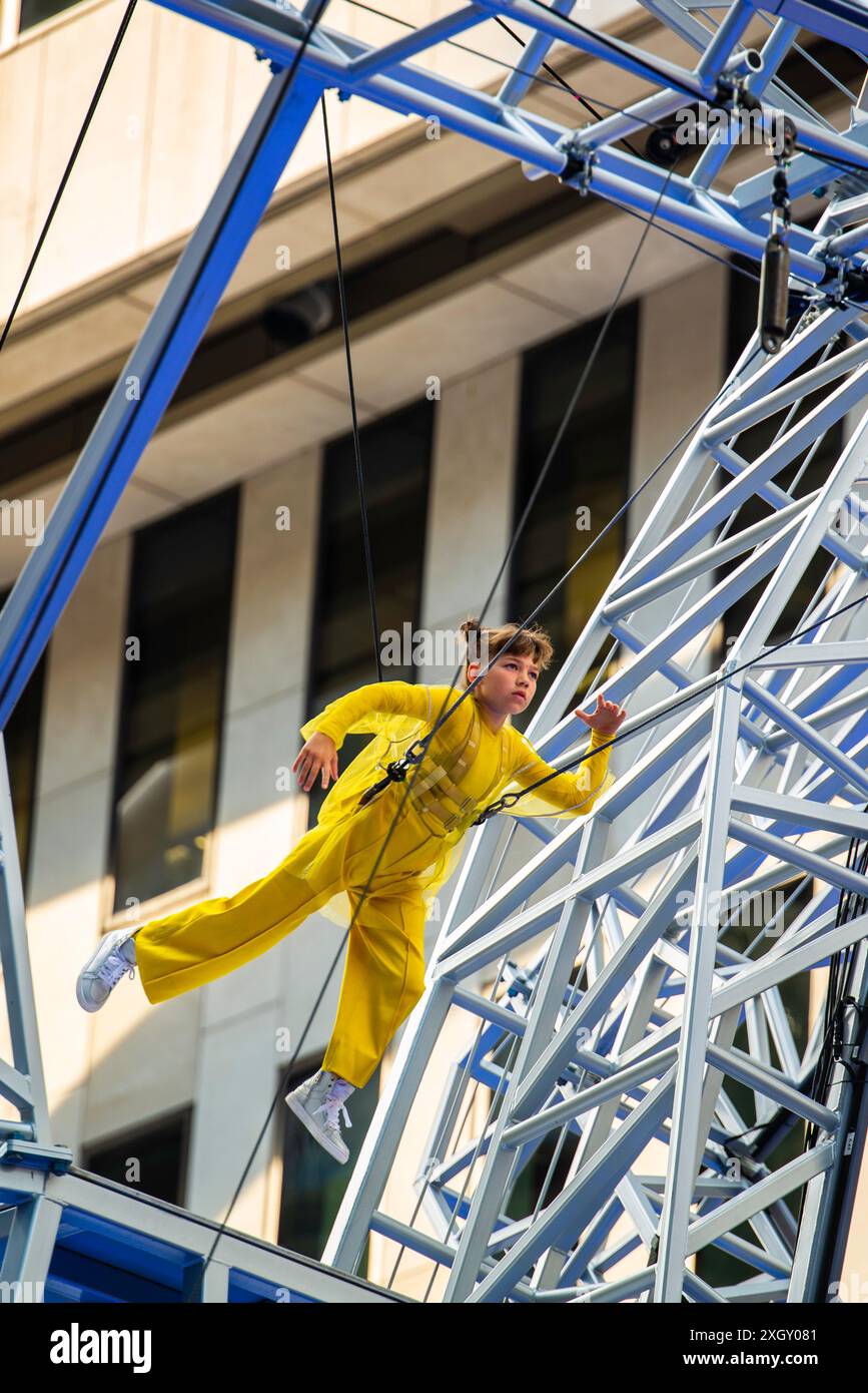 Montreal, Kanada - 5. Juli 2024: 7-Finger-akrobat-Gruppe in Completement Cirque Giants in Place Ville Marie in Montreal Stockfoto