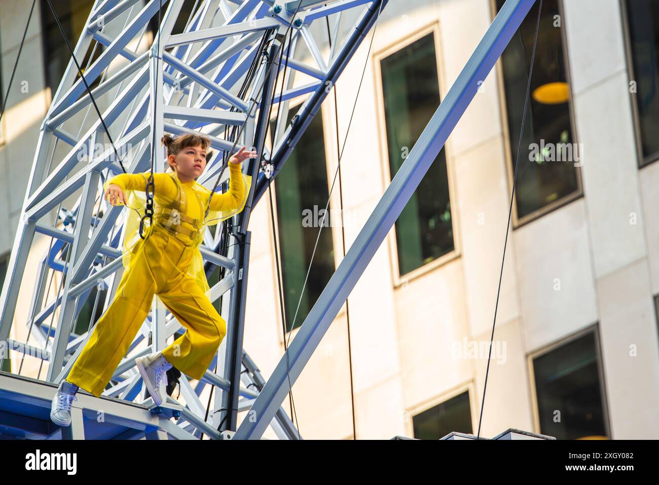 Montreal, Kanada - 5. Juli 2024: 7-Finger-akrobat-Gruppe in Completement Cirque Giants in Place Ville Marie in Montreal Stockfoto