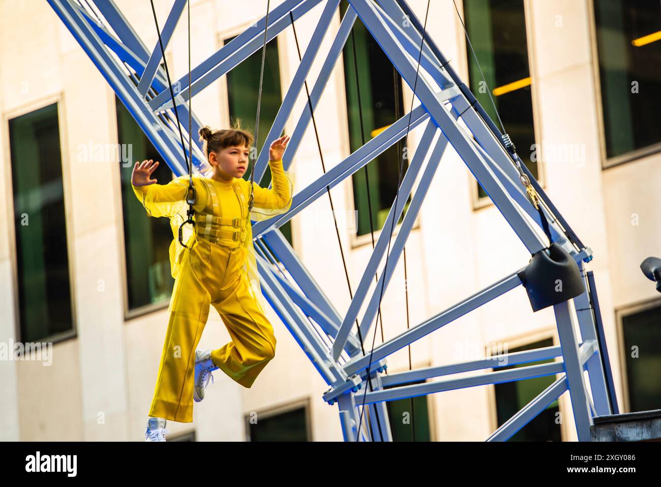 Montreal, Kanada - 5. Juli 2024: 7-Finger-akrobat-Gruppe in Completement Cirque Giants in Place Ville Marie in Montreal Stockfoto