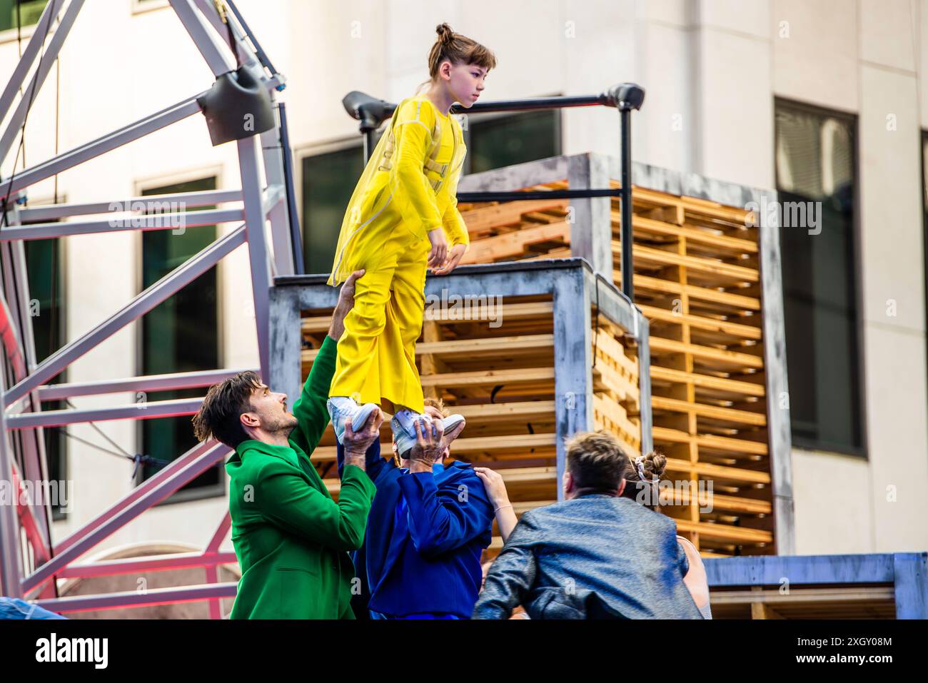 Montreal, Kanada - 5. Juli 2024: 7-Finger-akrobat-Gruppe in Completement Cirque Giants in Place Ville Marie in Montreal Stockfoto