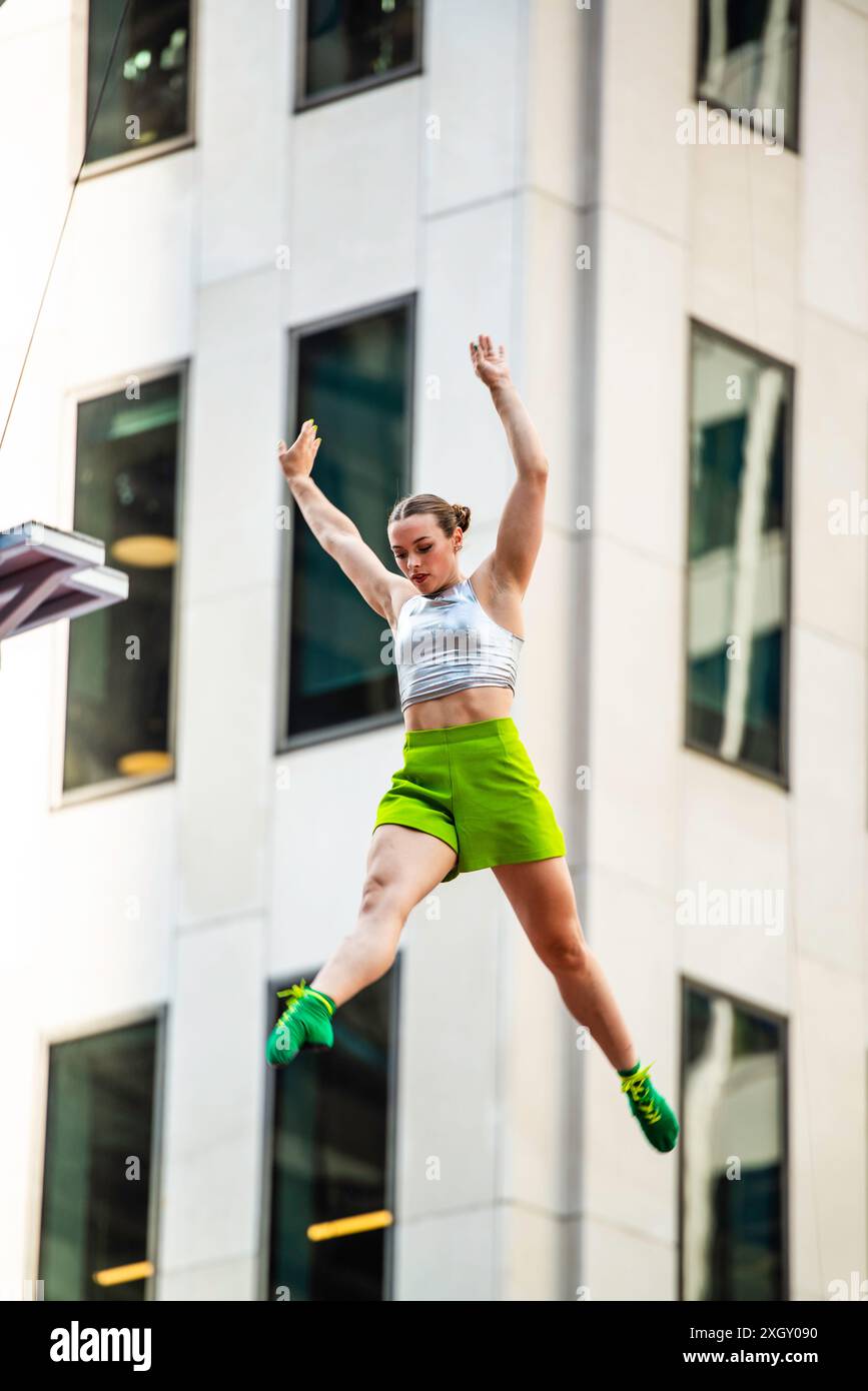 Montreal, Kanada - 5. Juli 2024: 7-Finger-akrobat-Gruppe in Completement Cirque Giants in Place Ville Marie in Montreal Stockfoto