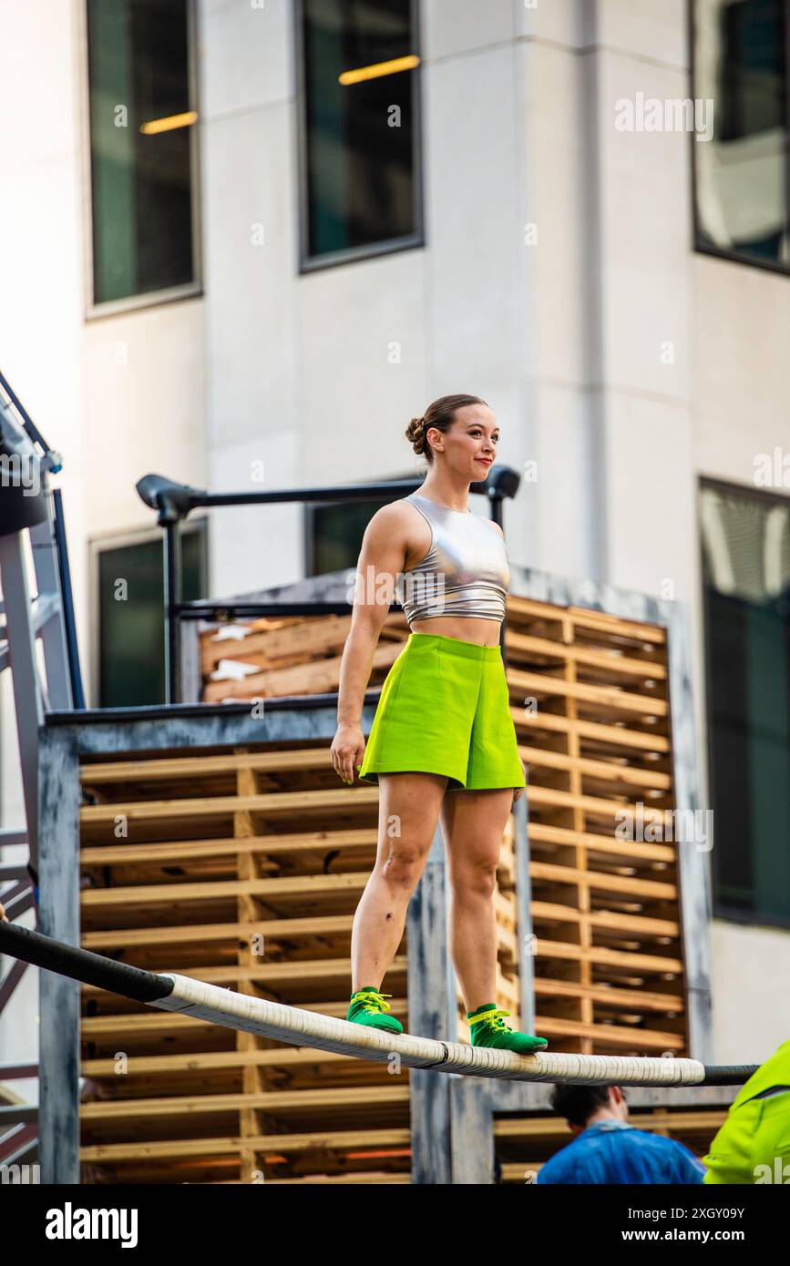 Montreal, Kanada - 5. Juli 2024: 7-Finger-akrobat-Gruppe in Completement Cirque Giants in Place Ville Marie in Montreal Stockfoto