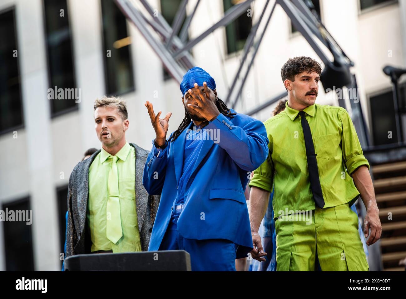 Montreal, Kanada - 5. Juli 2024: 7-Finger-akrobat-Gruppe in Completement Cirque Giants in Place Ville Marie in Montreal Stockfoto