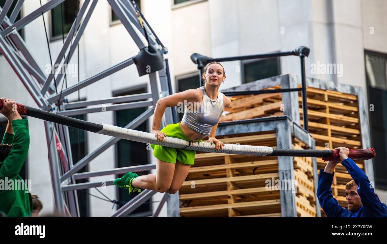 Montreal, Kanada - 5. Juli 2024: 7-Finger-akrobat-Gruppe in Completement Cirque Giants in Place Ville Marie in Montreal Stockfoto