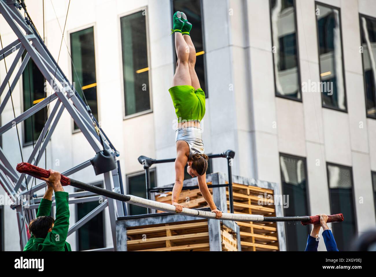 Montreal, Kanada - 5. Juli 2024: 7-Finger-akrobat-Gruppe in Completement Cirque Giants in Place Ville Marie in Montreal Stockfoto