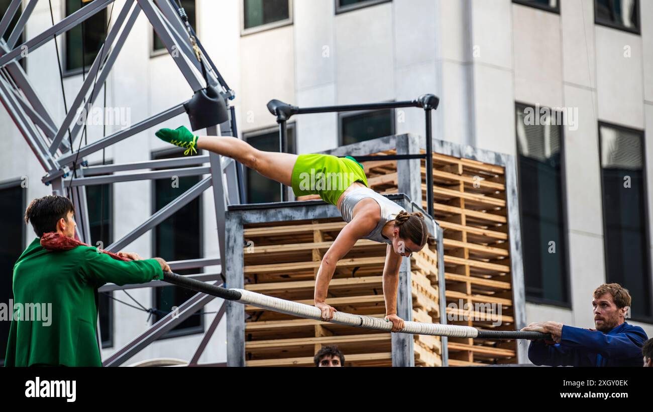 Montreal, Kanada - 5. Juli 2024: 7-Finger-akrobat-Gruppe in Completement Cirque Giants in Place Ville Marie in Montreal Stockfoto