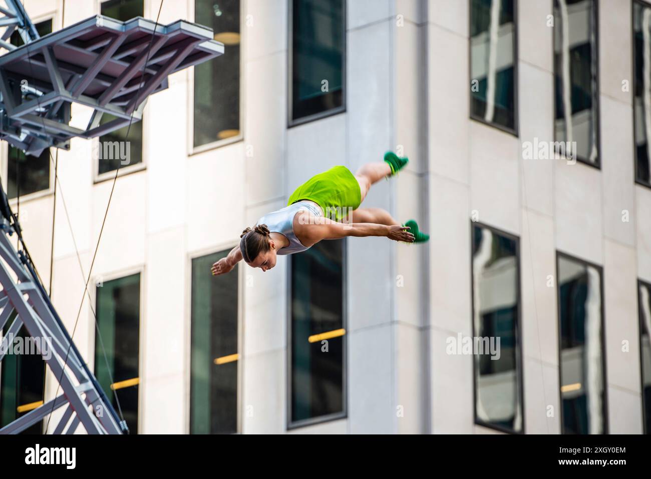 Montreal, Kanada - 5. Juli 2024: 7-Finger-akrobat-Gruppe in Completement Cirque Giants in Place Ville Marie in Montreal Stockfoto