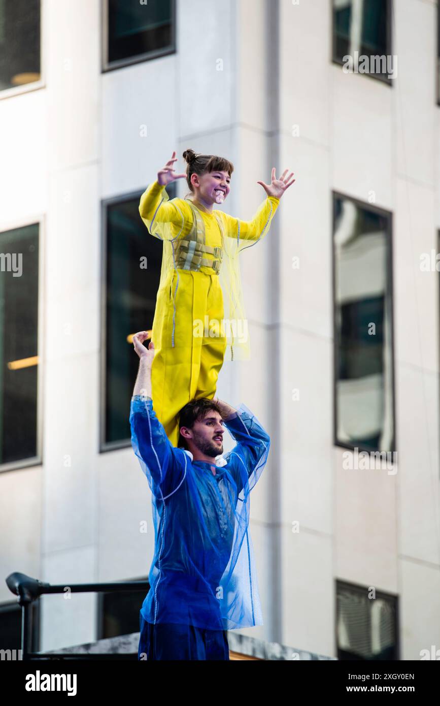 Montreal, Kanada - 5. Juli 2024: 7-Finger-akrobat-Gruppe in Completement Cirque Giants in Place Ville Marie in Montreal Stockfoto