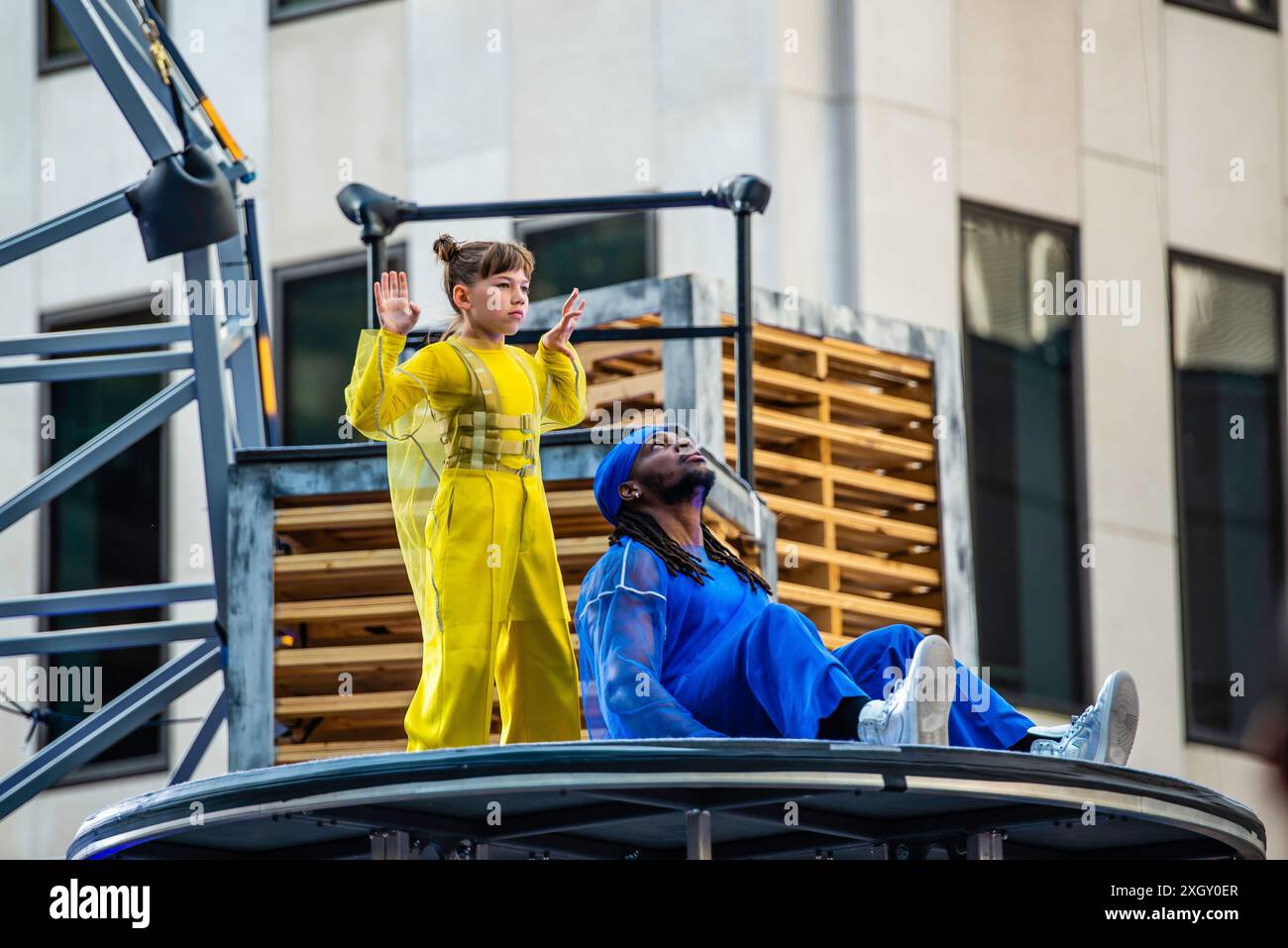 Montreal, Kanada - 5. Juli 2024: 7-Finger-akrobat-Gruppe in Completement Cirque Giants in Place Ville Marie in Montreal Stockfoto