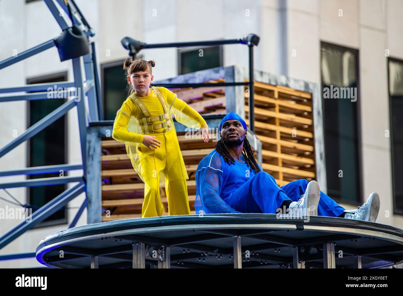 Montreal, Kanada - 5. Juli 2024: 7-Finger-akrobat-Gruppe in Completement Cirque Giants in Place Ville Marie in Montreal Stockfoto