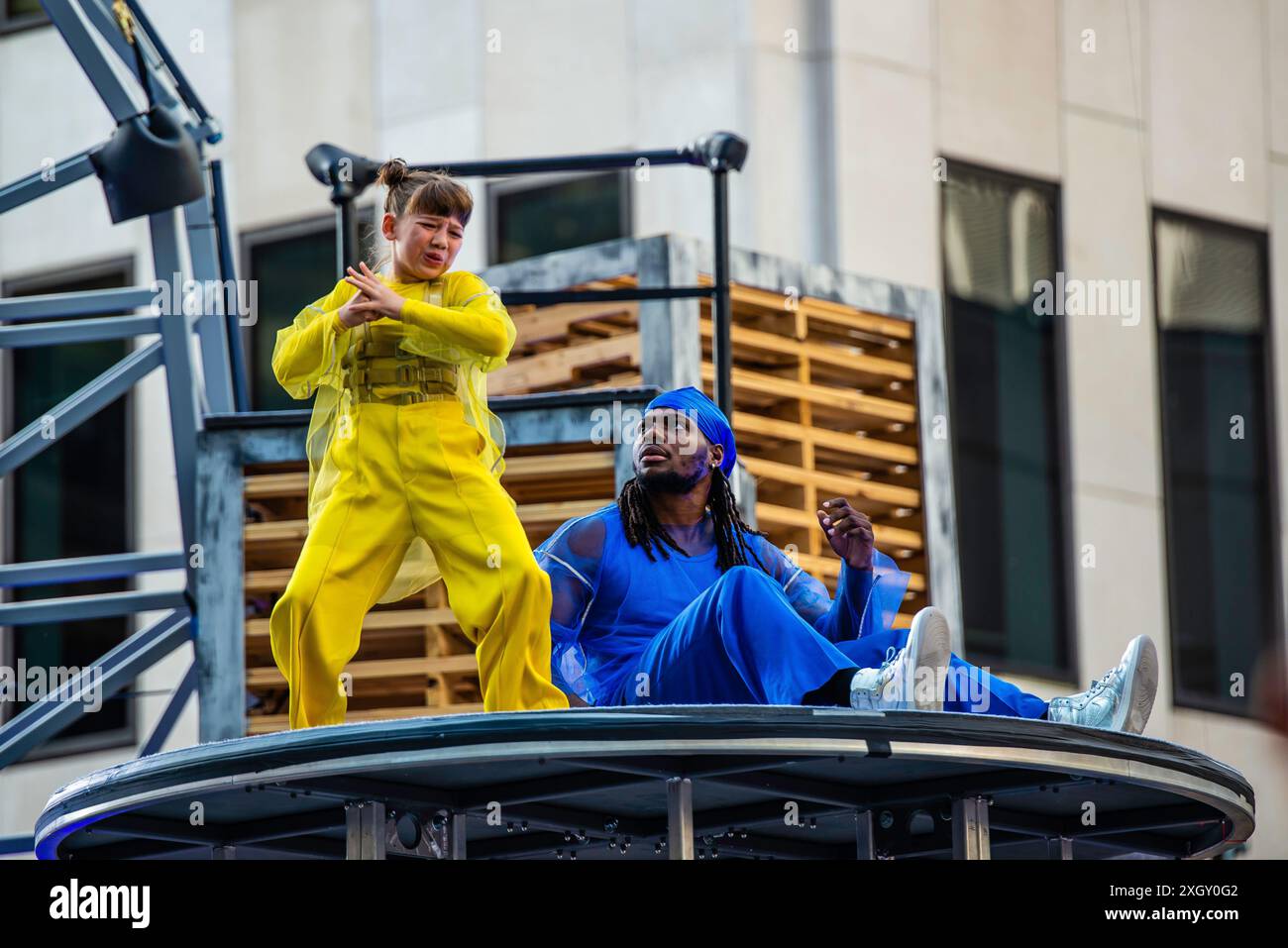 Montreal, Kanada - 5. Juli 2024: 7-Finger-akrobat-Gruppe in Completement Cirque Giants in Place Ville Marie in Montreal Stockfoto