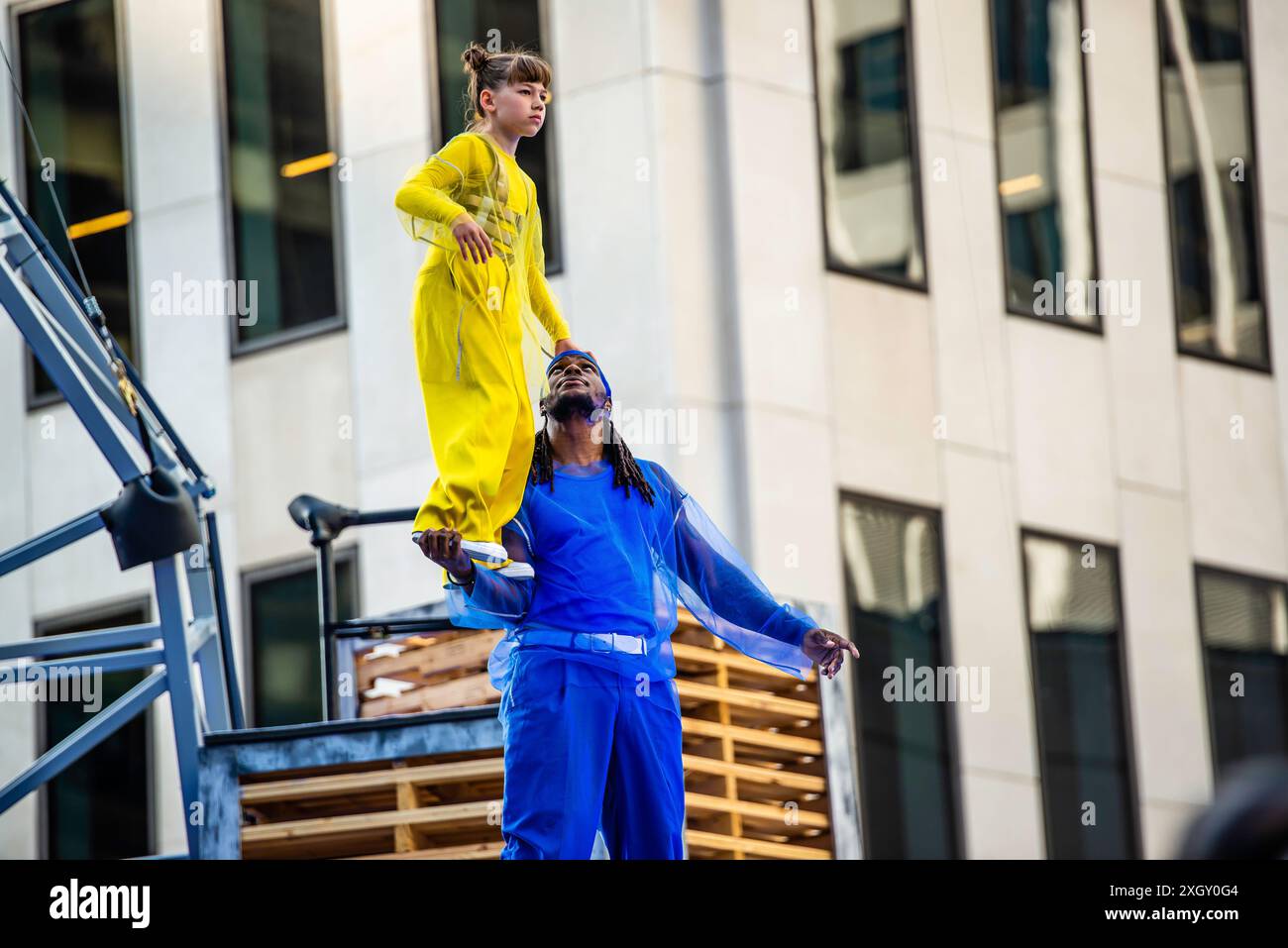 Montreal, Kanada - 5. Juli 2024: 7-Finger-akrobat-Gruppe in Completement Cirque Giants in Place Ville Marie in Montreal Stockfoto