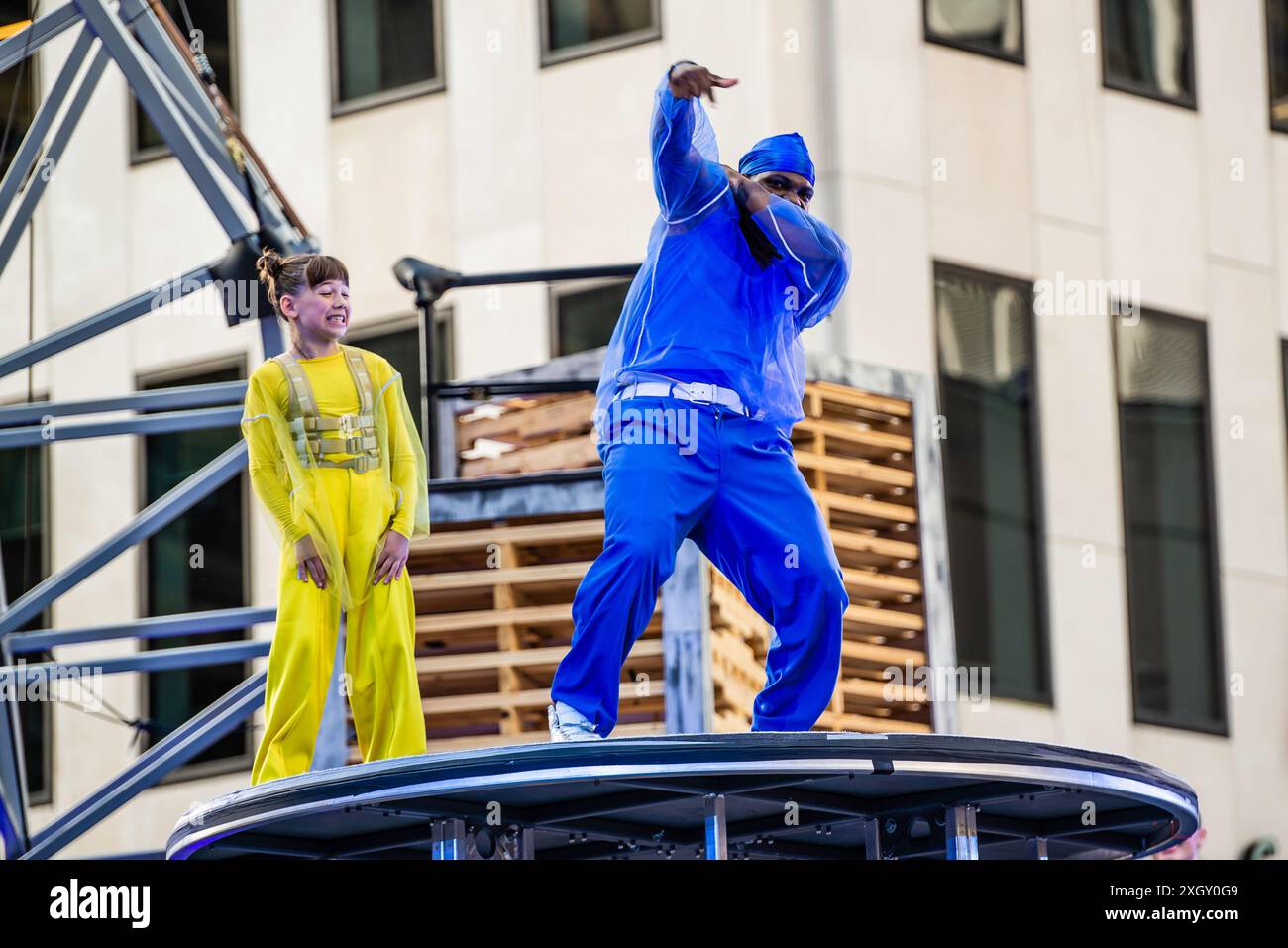 Montreal, Kanada - 5. Juli 2024: 7-Finger-akrobat-Gruppe in Completement Cirque Giants in Place Ville Marie in Montreal Stockfoto