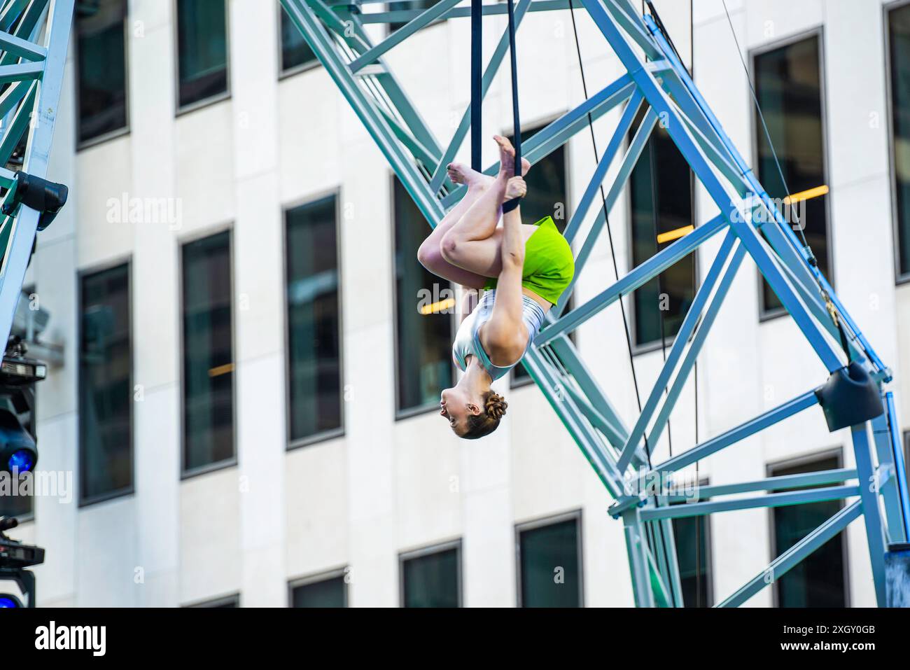 Montreal, Kanada - 5. Juli 2024: 7-Finger-akrobat-Gruppe in Completement Cirque Giants in Place Ville Marie in Montreal Stockfoto