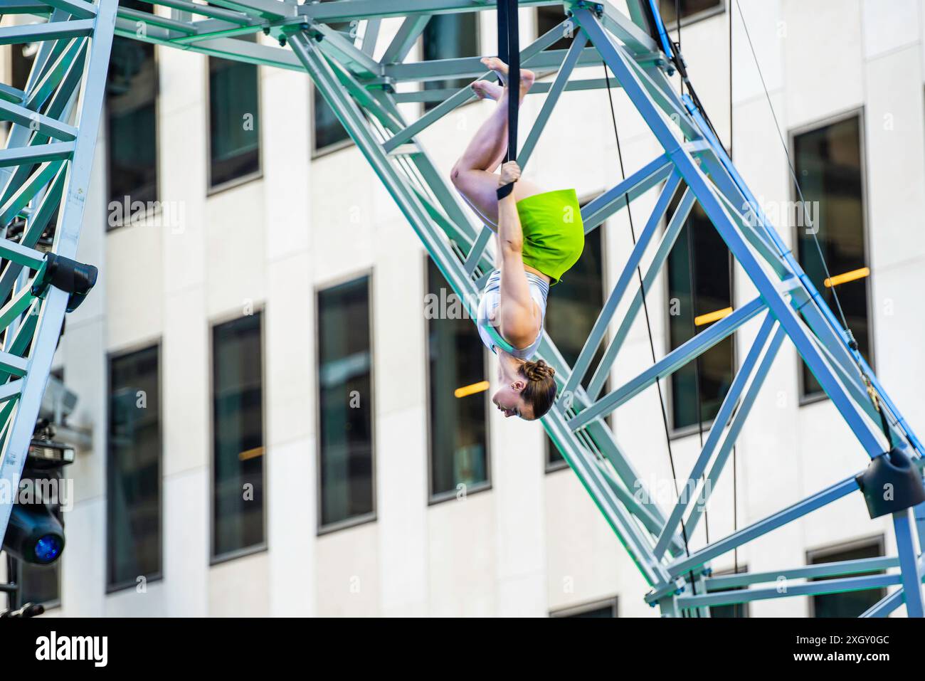 Montreal, Kanada - 5. Juli 2024: 7-Finger-akrobat-Gruppe in Completement Cirque Giants in Place Ville Marie in Montreal Stockfoto