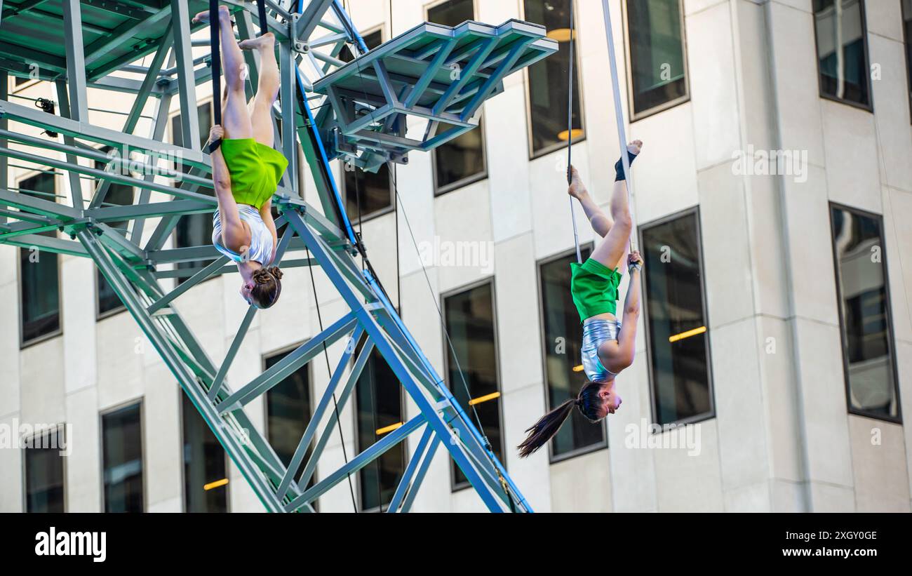 Montreal, Kanada - 5. Juli 2024: 7-Finger-akrobat-Gruppe in Completement Cirque Giants in Place Ville Marie in Montreal Stockfoto