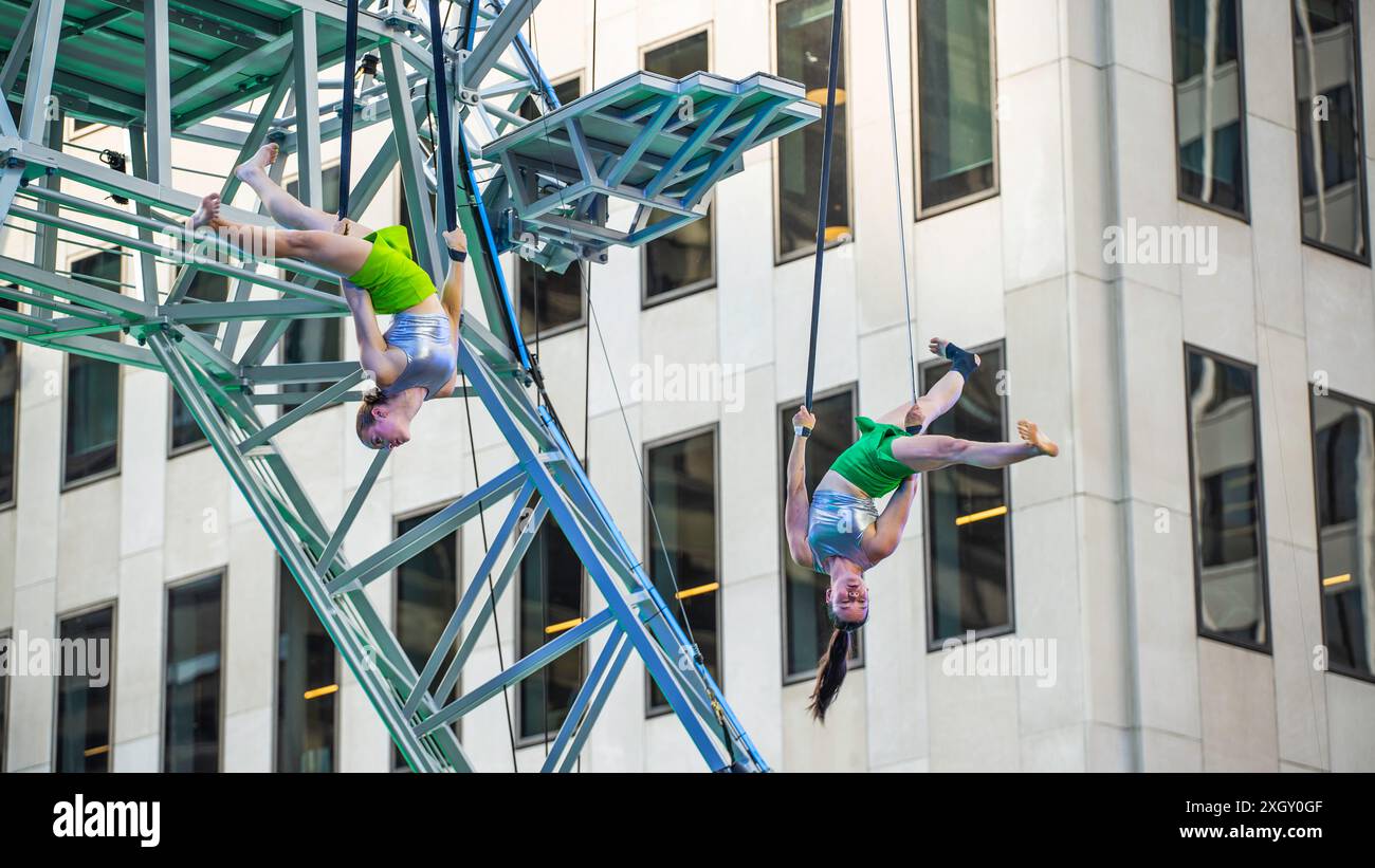 Montreal, Kanada - 5. Juli 2024: 7-Finger-akrobat-Gruppe in Completement Cirque Giants in Place Ville Marie in Montreal Stockfoto