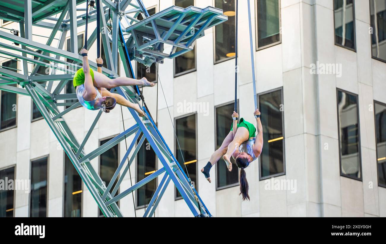 Montreal, Kanada - 5. Juli 2024: 7-Finger-akrobat-Gruppe in Completement Cirque Giants in Place Ville Marie in Montreal Stockfoto