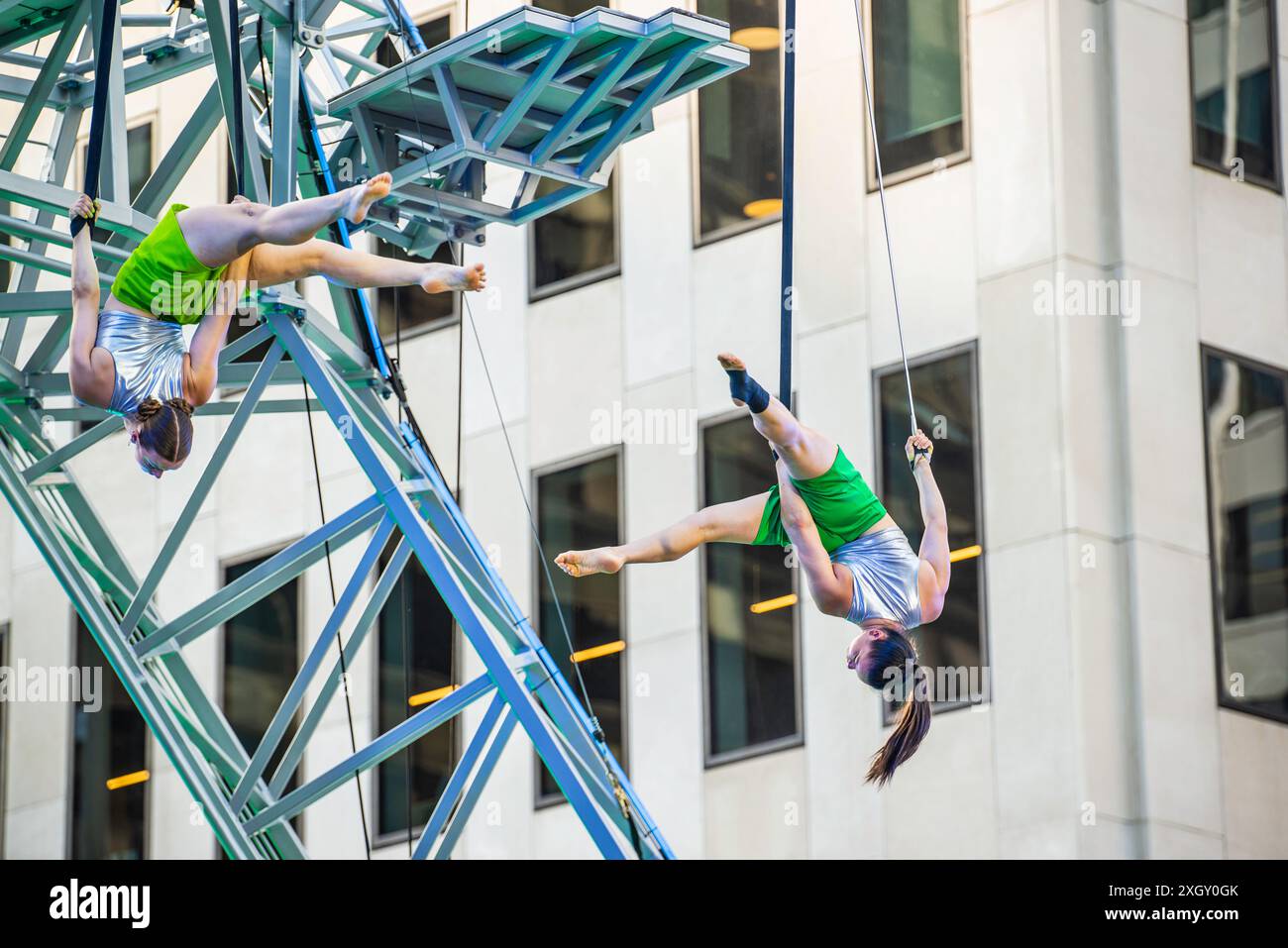 Montreal, Kanada - 5. Juli 2024: 7-Finger-akrobat-Gruppe in Completement Cirque Giants in Place Ville Marie in Montreal Stockfoto