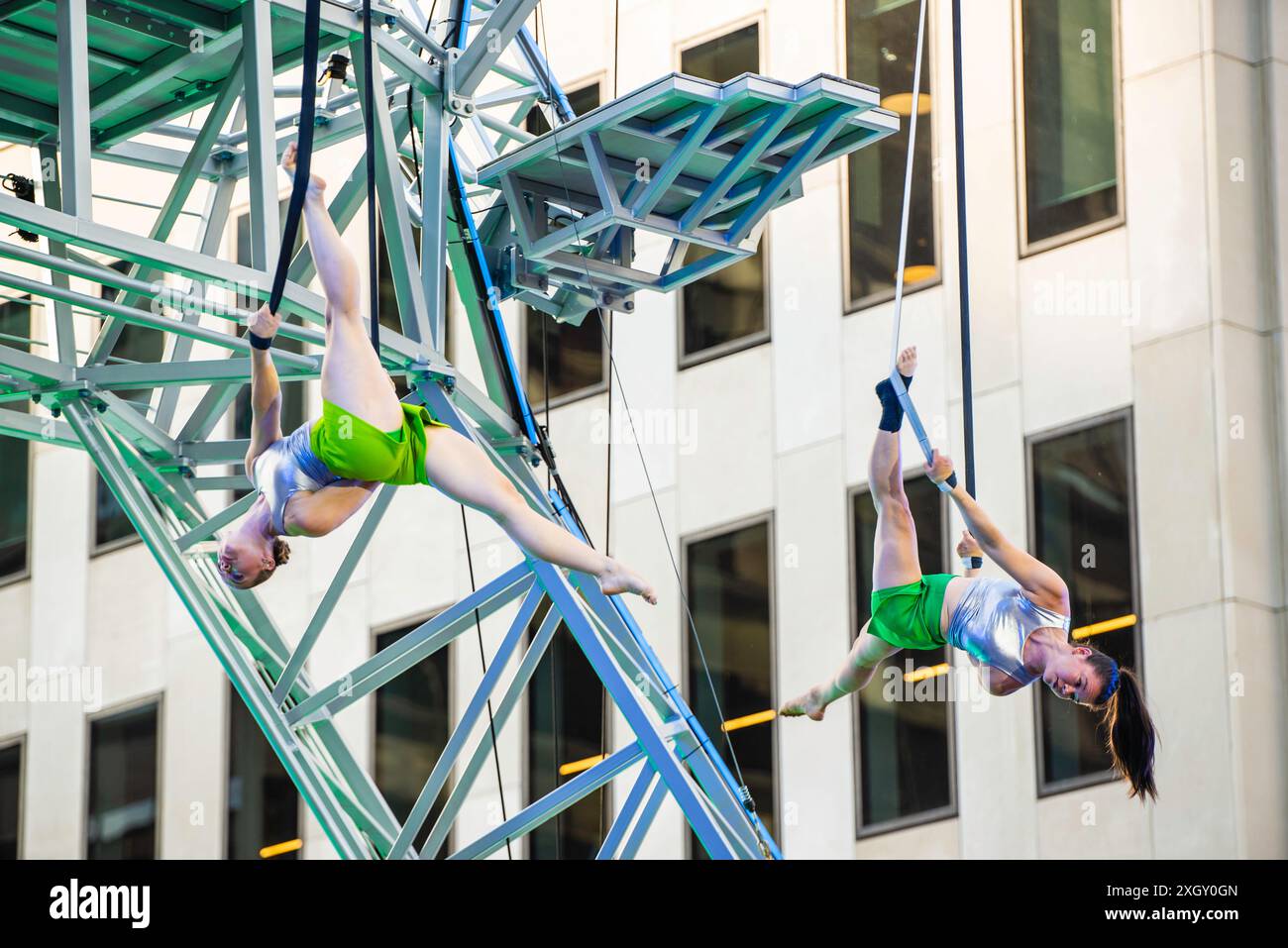 Montreal, Kanada - 5. Juli 2024: 7-Finger-akrobat-Gruppe in Completement Cirque Giants in Place Ville Marie in Montreal Stockfoto