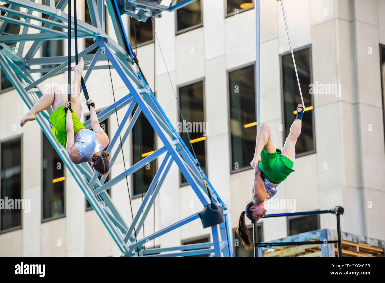 Montreal, Kanada - 5. Juli 2024: 7-Finger-akrobat-Gruppe in Completement Cirque Giants in Place Ville Marie in Montreal Stockfoto