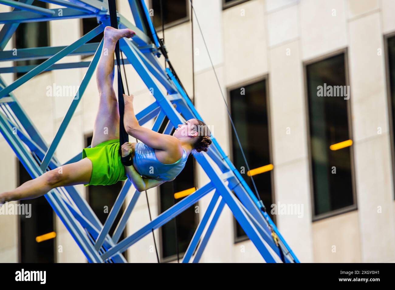 Montreal, Kanada - 5. Juli 2024: 7-Finger-akrobat-Gruppe in Completement Cirque Giants in Place Ville Marie in Montreal Stockfoto