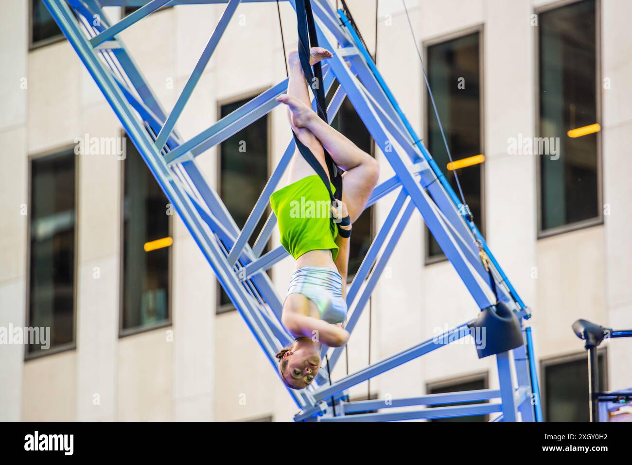 Montreal, Kanada - 5. Juli 2024: 7-Finger-akrobat-Gruppe in Completement Cirque Giants in Place Ville Marie in Montreal Stockfoto